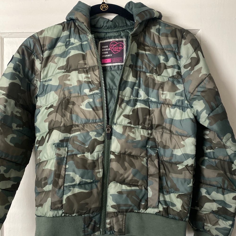 Justice thin puffer jacket Camo print. Super kit!